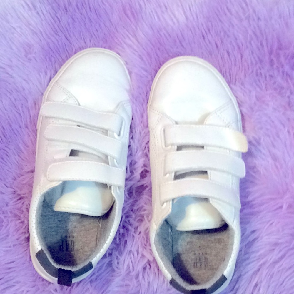 White gap sneakers